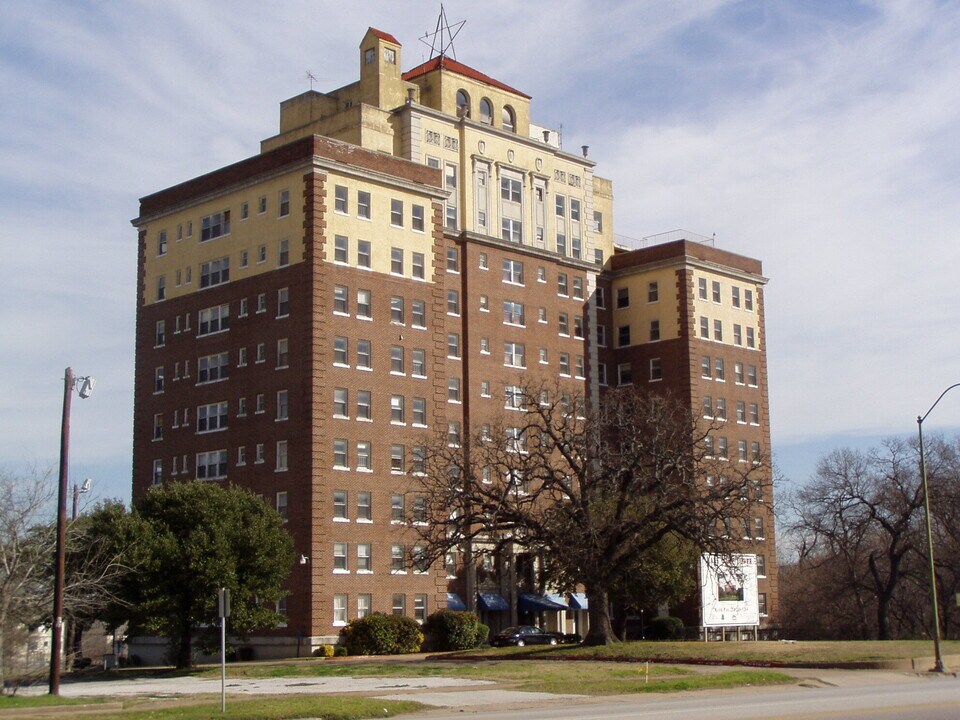 Lake Cliff Tower Condominiums in Dallas, TX - Building Photo