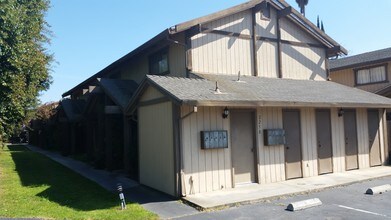 Crestview Apartments in Atwater, CA - Building Photo - Building Photo