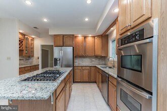 13907 Willow Tree Dr in Rockville, MD - Foto de edificio - Building Photo