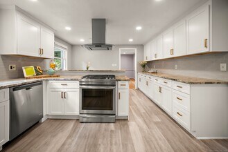 8 Tanglewood Rd in West Hartford, CT - Building Photo - Building Photo