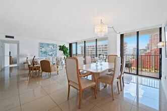 1450 Brickell Bay Dr, Unit 1407 in Miami, FL - Foto de edificio - Building Photo