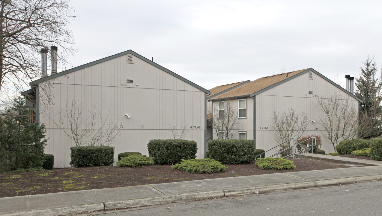 4702-4706 S Warner St in Tacoma, WA - Foto de edificio