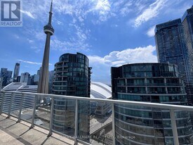 352 Front St W in Toronto, ON - Building Photo