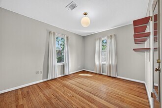 10005 Hazelhurst Dr in Houston, TX - Foto de edificio - Building Photo