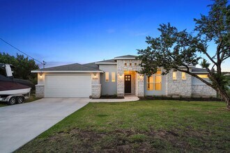 20704 Leaning Oak Dr in Lago Vista, TX - Building Photo - Building Photo