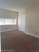 374 SE Walnut St-Unit -#3 in Hillsboro, OR - Foto de edificio - Building Photo