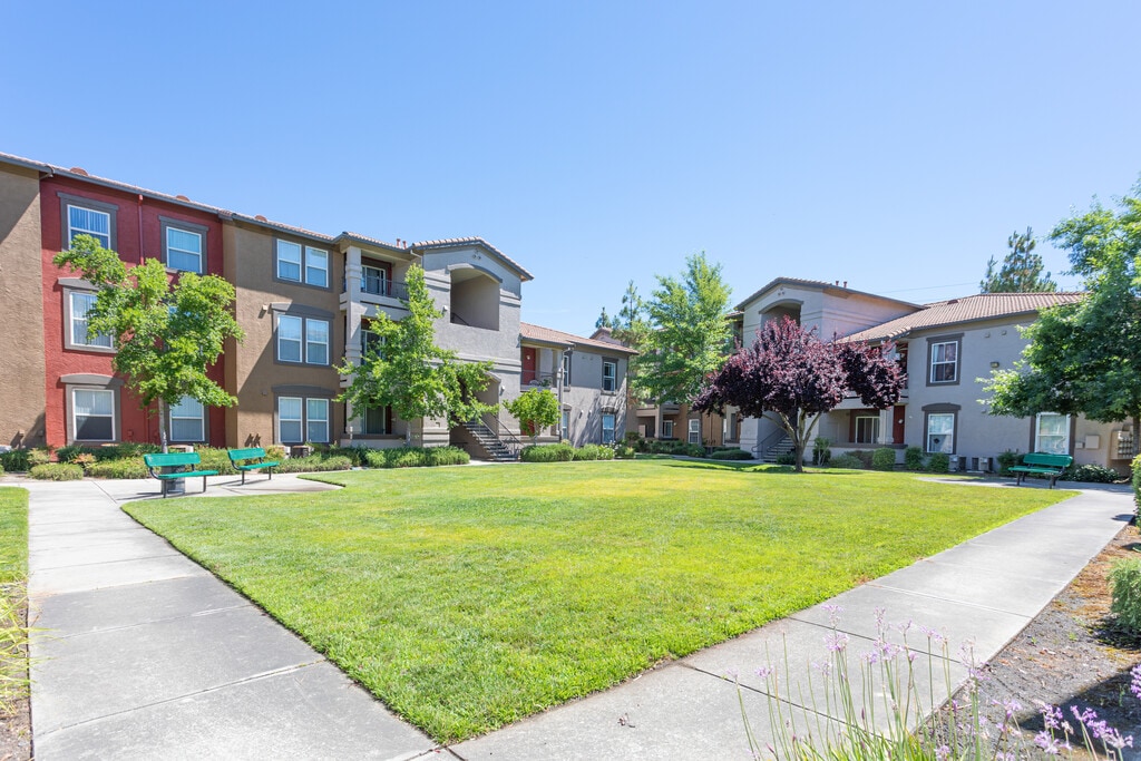 Crocker Oaks Apartments in Roseville, CA