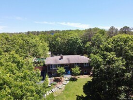 28 Old Trail Rd in Water Mill, NY - Building Photo