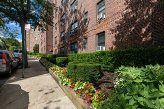 445 W 240th St in Bronx, NY - Foto de edificio - Building Photo