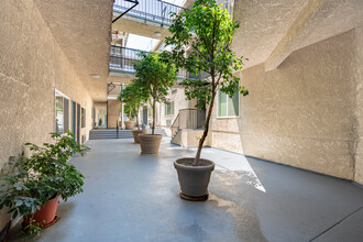 Villa Glenoaks Apartments in Los Angeles, CA - Building Photo - Interior Photo