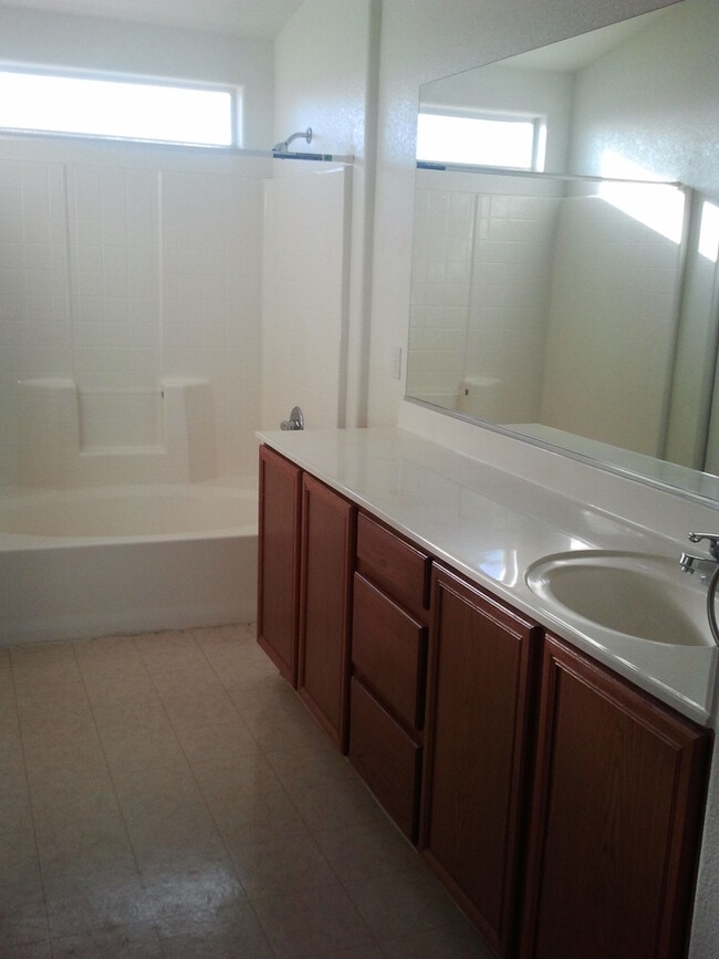6840 Tropicaire St in Las Vegas, NV - Building Photo - Building Photo