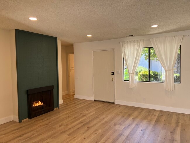 2213 Huntington St, Unit 3 in Huntington Beach, CA - Foto de edificio - Building Photo