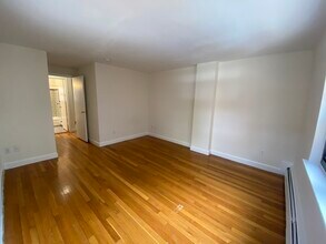 46 Harvard Ave, Unit 3 in Brookline, MA - Foto de edificio - Building Photo