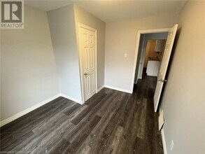 18 Barnesdale Ave N in Hamilton, ON - Building Photo - Building Photo