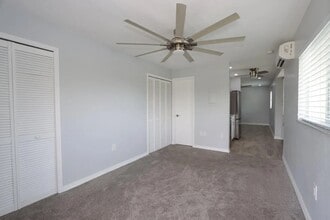 8109 Country Rd, Unit 201 in Ft. Myers, FL - Foto de edificio - Building Photo