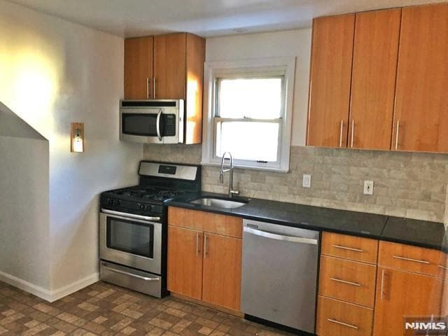 204 6th St, Unit 2 in Palisades Park, NJ - Building Photo
