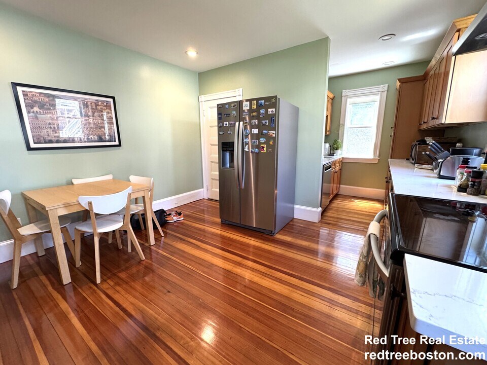 23-25 Fuller St. Unit 1 in Waltham, MA - Foto de edificio