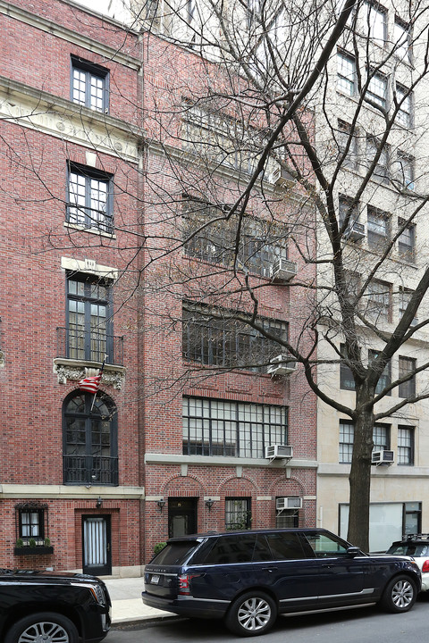 19 E 74th St in New York, NY - Building Photo