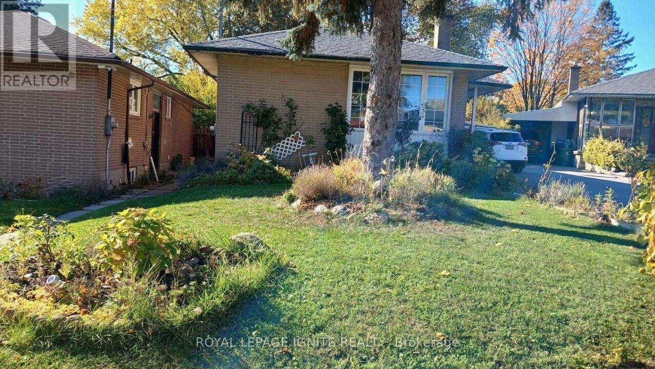 16 Lakeland Crescent in Toronto, ON - Building Photo