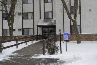 Pinecrest Apartments in Fridley, MN - Foto de edificio - Building Photo