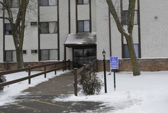 Pinecrest Apartments in Fridley, MN - Building Photo - Building Photo