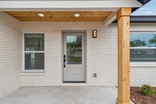 3921 Versailles Dr in Tampa, FL - Building Photo - Building Photo