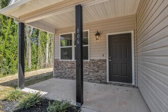 806 Hogan Rd in Rossville, GA - Building Photo - Building Photo