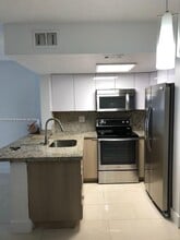 8670 NW 6th Ln in Miami, FL - Foto de edificio - Building Photo