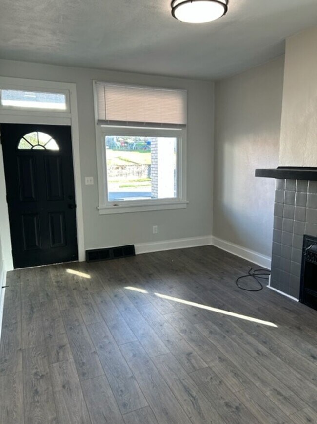 656 Dow Ave in Carnegie, PA - Building Photo - Building Photo