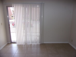 4954 River Glen Dr, Unit 123 in Las Vegas, NV - Building Photo - Building Photo
