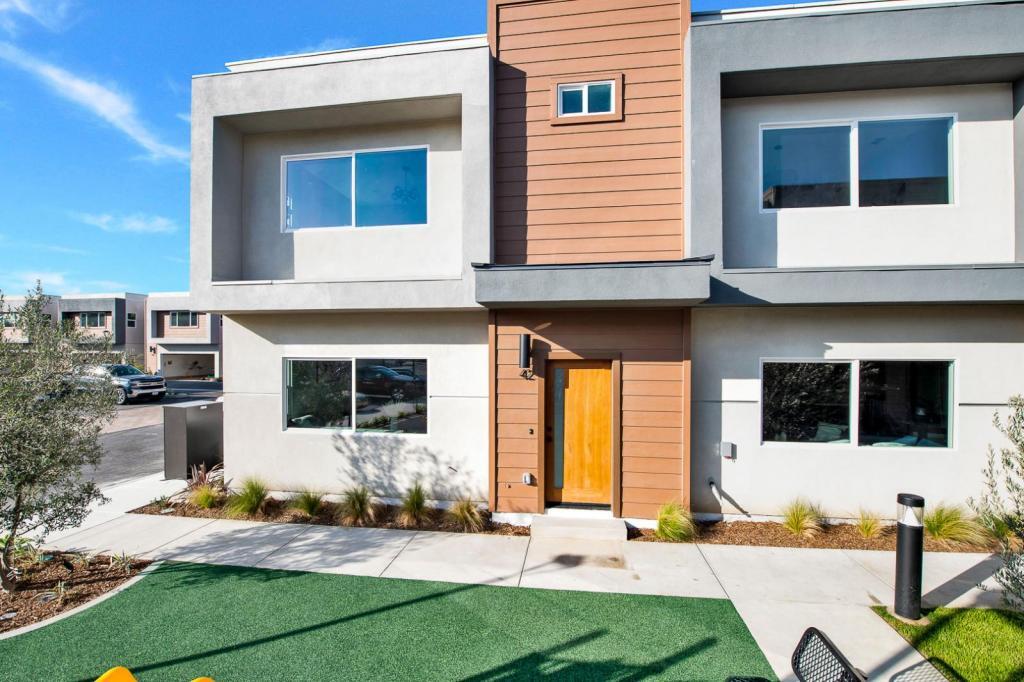 8081 Lampson Ave in Stanton, CA - Foto de edificio
