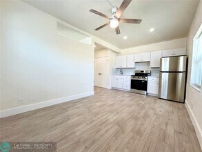1037 NE 16th Ave-Unit -E in Fort Lauderdale, FL - Building Photo - Building Photo