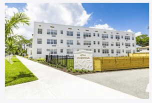 Studio Bed/1 Bath - Unit 2 in St. Petersburg, FL - Building Photo