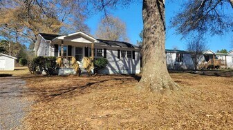 130 Bowman Rd in Lindale, GA - Building Photo