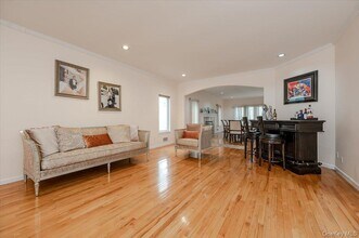 11 Drury Ln in Great Neck, NY - Foto de edificio - Building Photo