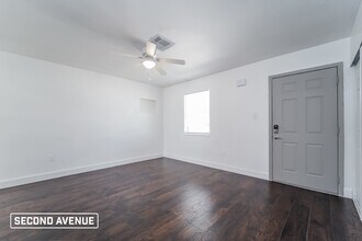 8617 Shumock Ave in North Port, FL - Foto de edificio - Building Photo