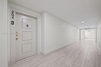 303 Racquet Club Rd in Weston, FL - Building Photo - Building Photo