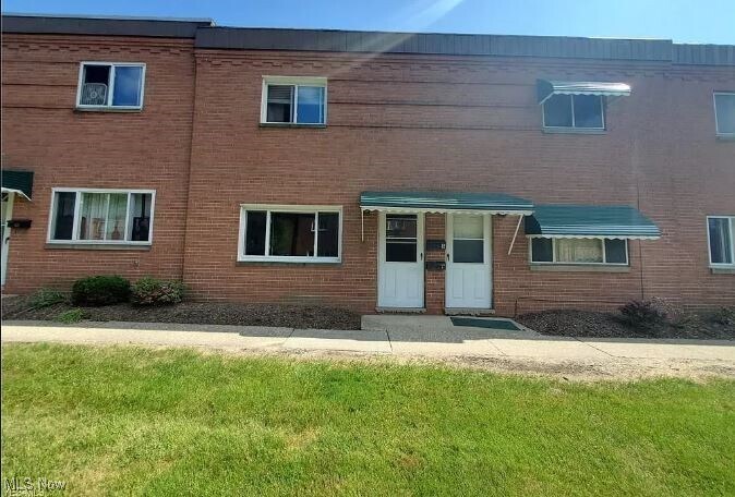 215 Dalepark Dr in Bedford, OH - Building Photo