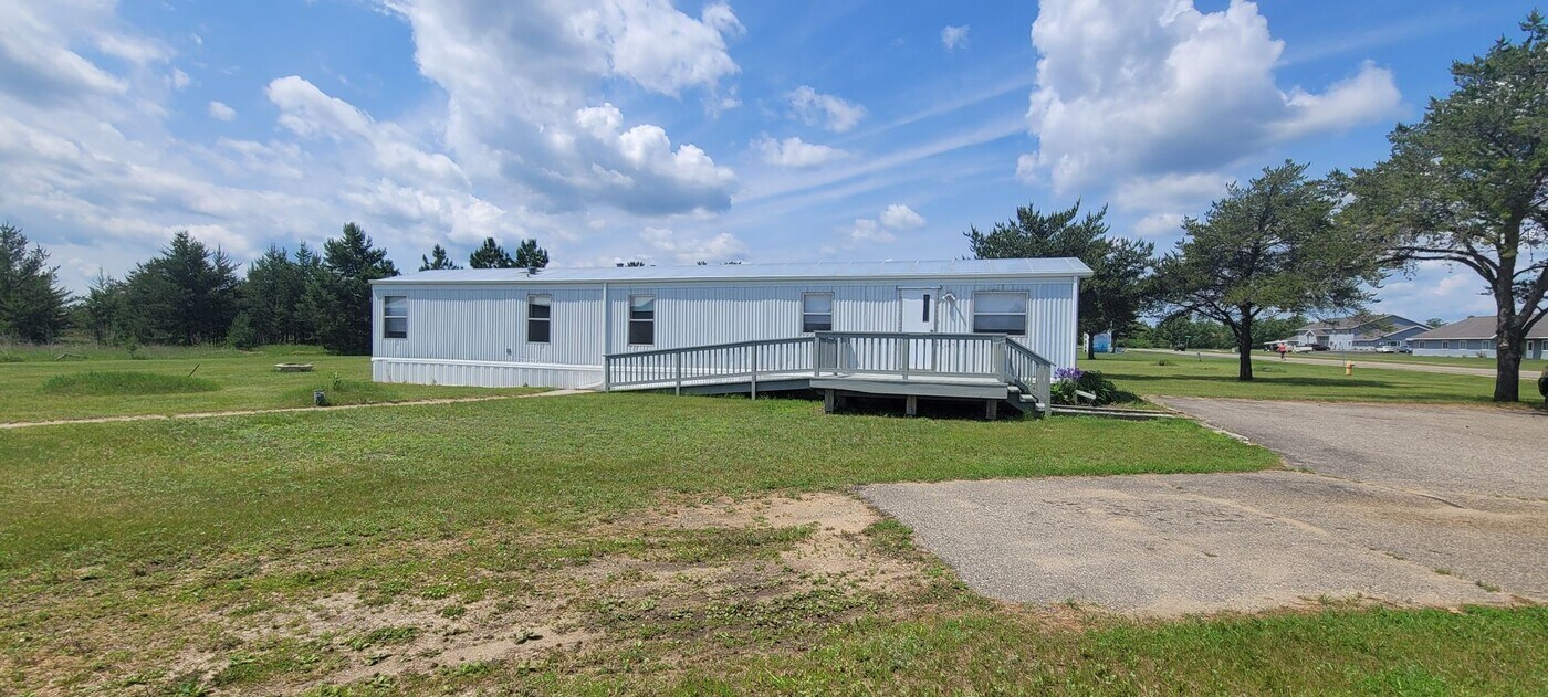 2124 Anne St NW in Bemidji, MN - Building Photo