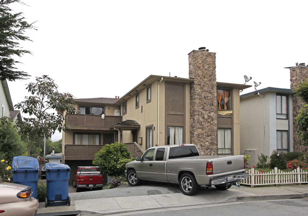 451 Cypress Ave in Half Moon Bay, CA - Building Photo