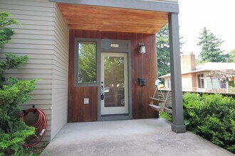 2273 SE 77th Ave in Portland, OR - Building Photo - Building Photo
