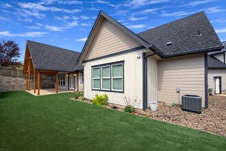 572 N M St in Cottage Grove, OR - Building Photo - Building Photo