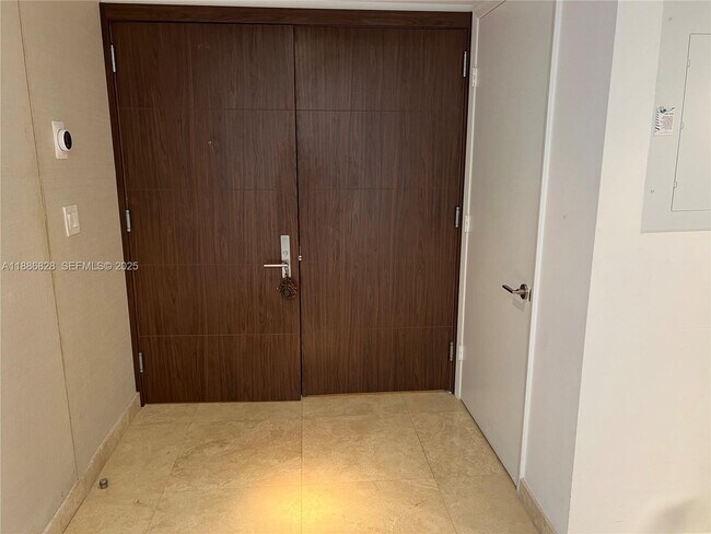 19333 Collins Ave in Sunny Isles Beach, FL - Building Photo - Building Photo