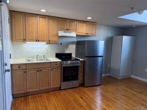 94 4th Ave in Bay Shore, NY - Building Photo - Building Photo