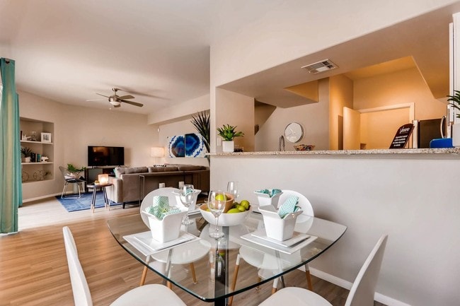 Verano Townhomes in Phoenix, AZ - Foto de edificio - Building Photo