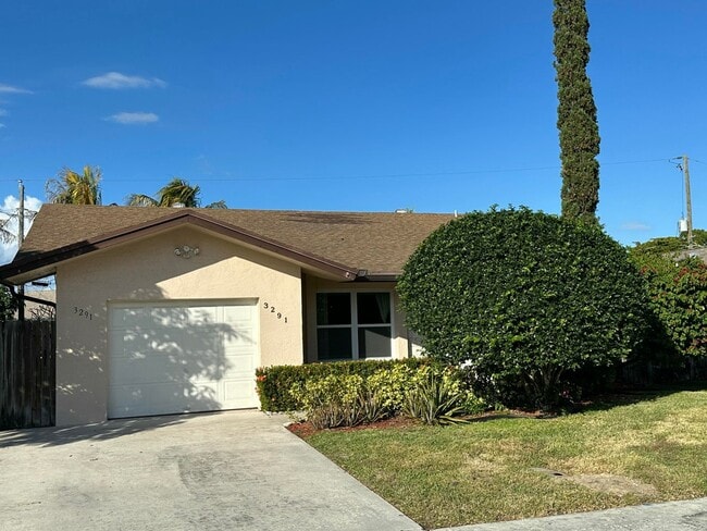 3291 SW 4th St in Deerfield Beach, FL - Foto de edificio - Building Photo