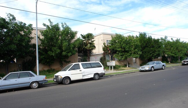 9127 Cedros Ave in Panorama City, CA - Foto de edificio - Building Photo