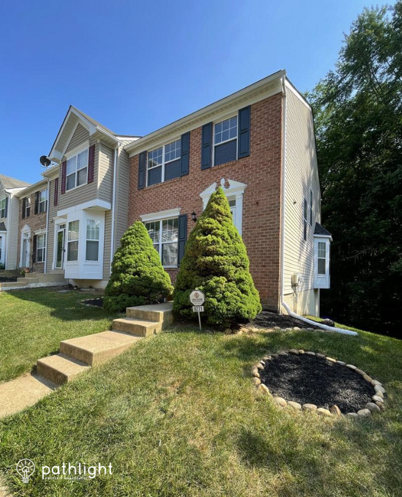 8271 Knighthood Pl in White Plains, MD - Building Photo