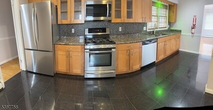 134 Oak St in Rahway, NJ - Building Photo - Building Photo