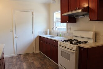 220 E Ellis St in Stockton, CA - Building Photo - Building Photo